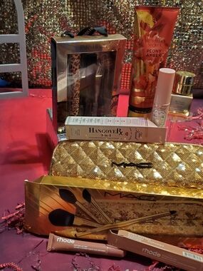 MAC Gold Sequin Makeup Brush Clutch With Upscale Beauty Bundle!!